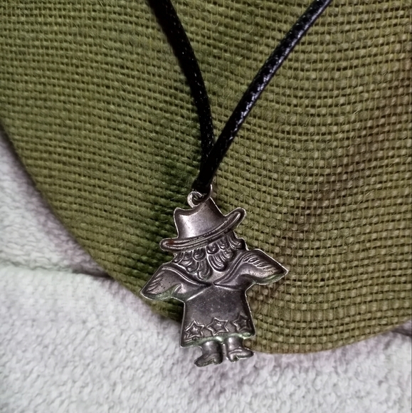 Silvertone leprechaun on black cord necklace - Picture 4 of 5